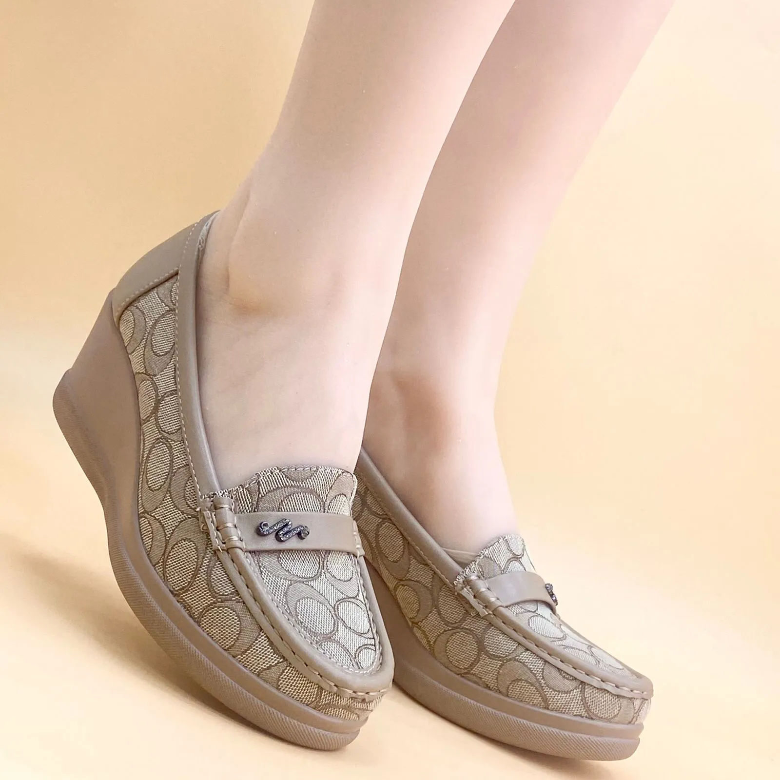 NEW ,  WOMEN FLAT SHOES W715